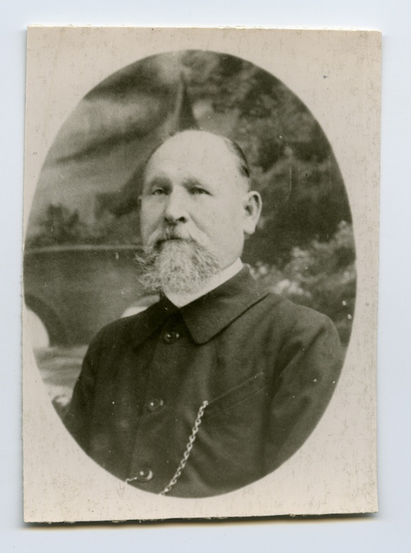 Portreefoto. Häädemeeste koolijuhataja Peeter Laredei