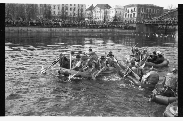 Spring Days of students 1992, in front of the boat rally Kaunas Emajõel