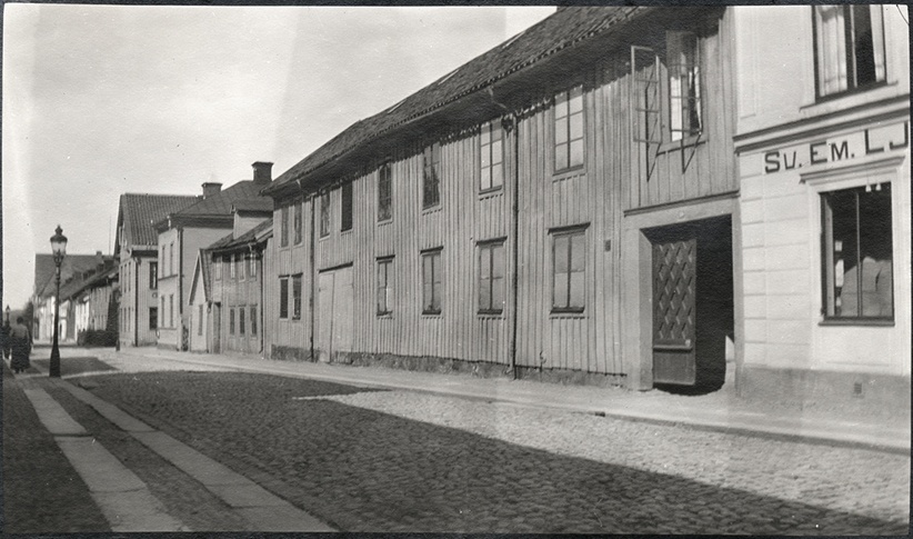 När Västra Kvarngatan i Nyköping var kullerstensgata