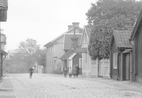 Gatubild, Östra Kvarngatan  8-16 vid korsningen med Skjutsaregatan.