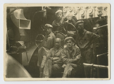 Miiniristleja "Wambola" masinameeskond laev masinaruumis.  similar photo