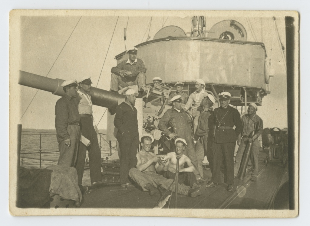 Miiniristleja "Vambola" meeskonnaliikmed 102 mm ahtrisuurtüki juures.