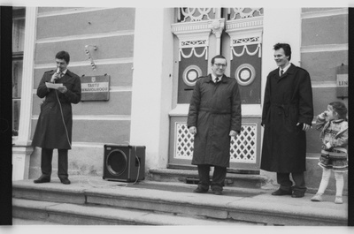 Spring Days of students 1992, Volbriöö; Ants Water Resurrection (in the middle) and Rait Toompere (with a child on the right) greeting students at the Raekoja Square  similar photo