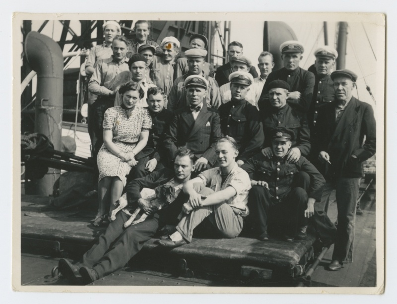 Kaubaaurik "Sulev" meeskond laevatekil koos koeraga