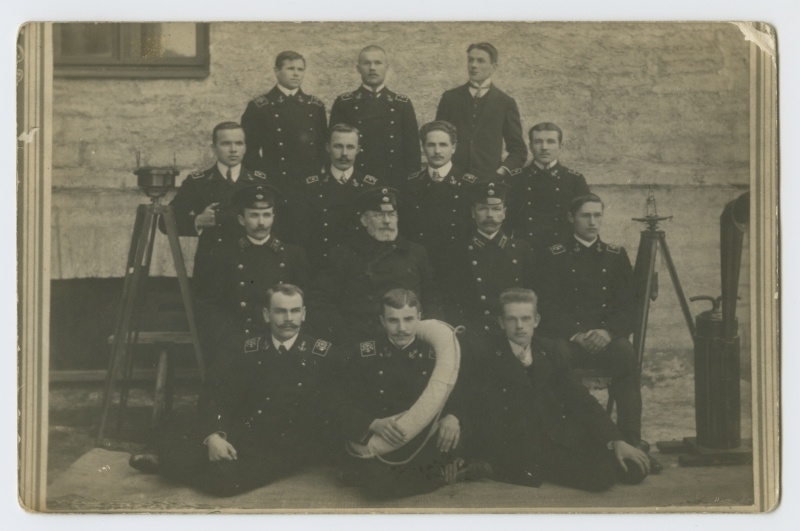 Grupifoto. Paldiski (?) merekooli kursandid, esimeses reas keskel August Argus