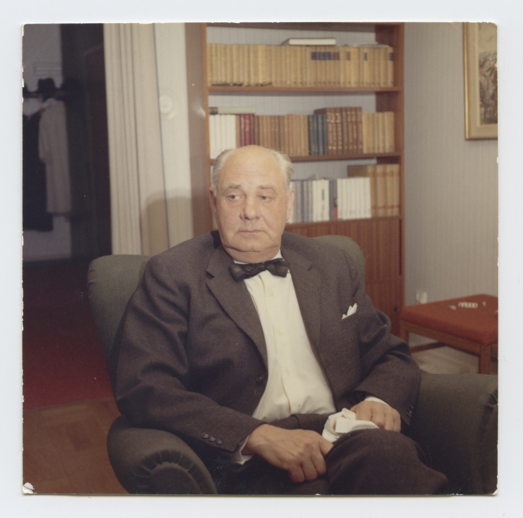Imant Siimer (1904-1977) istumas tugitoolis.
Vandeadvokaat, väliseestlane