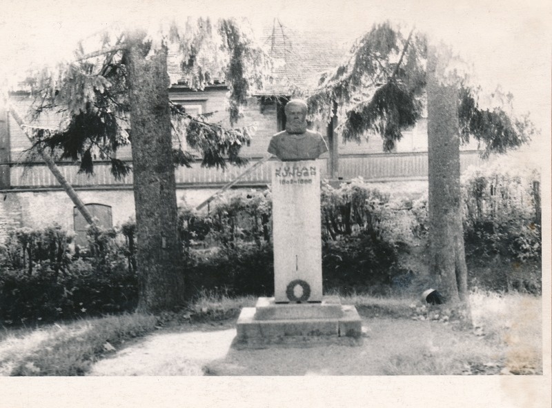 Juhan Kunderi mälestussammas