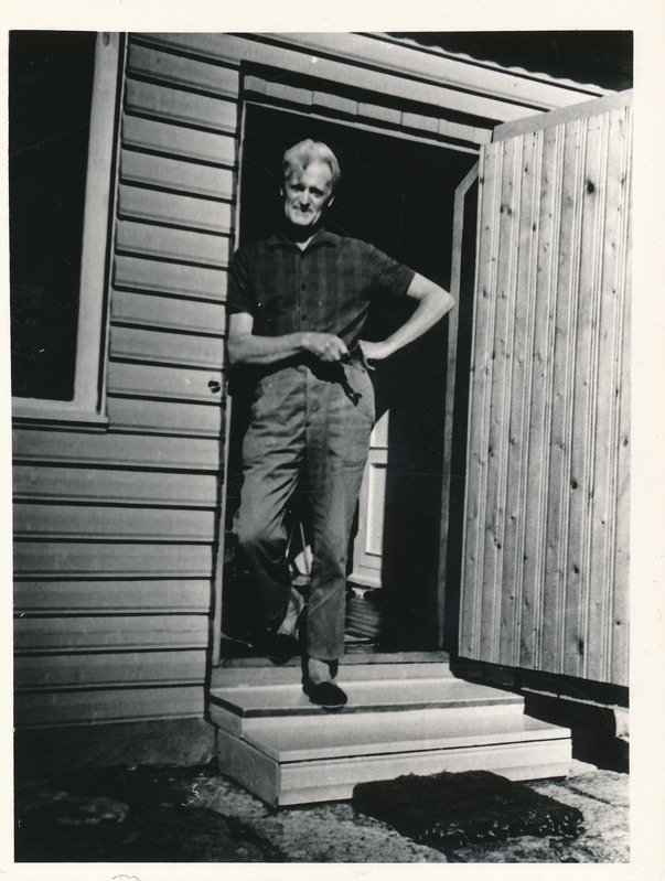 Richard Uutma oma ateljee uksel
