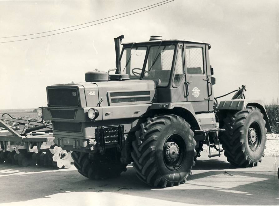 Tractor t- 150 Vinni in Example Sovhoostechnician.