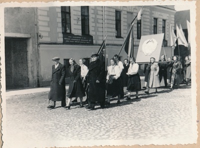 Rakvere Pedagoogiline Kool 1. mai  demostratsioonil Rakveres  similar photo