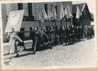 Rakvere Pedagoogiline Kool 1. mai  demostratsioonil Rakveres  similar photo