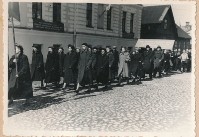 Rakvere Pedagoogiline Kool 1. mai  demostratsioonil Rakveres  similar photo