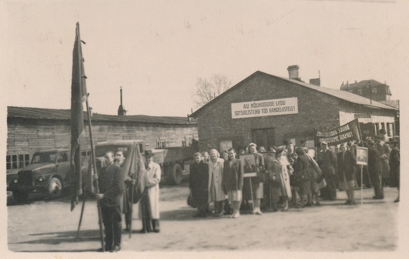 Rakvere piimakombinaadi töötajad minemas 1. mai paraadile