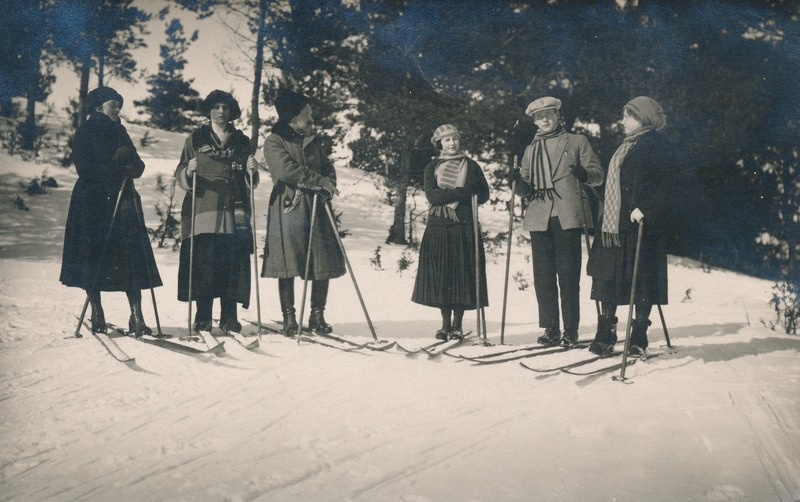 Seltskond suusatajaid