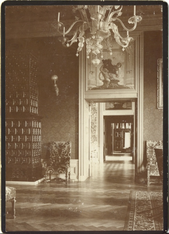 Alatskivi. Interior of the manor. In the middle of the open door; see other rooms. Next to the door, two flower clothes with a high support chair. On the left corner of the high furnace. Load crystal lenses.