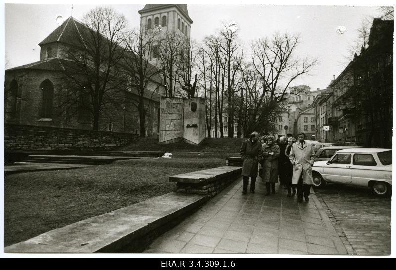 The Finnish Parliament's Social Committee delegation walks on Harju Street in Tallinn, near the Niguliste Church