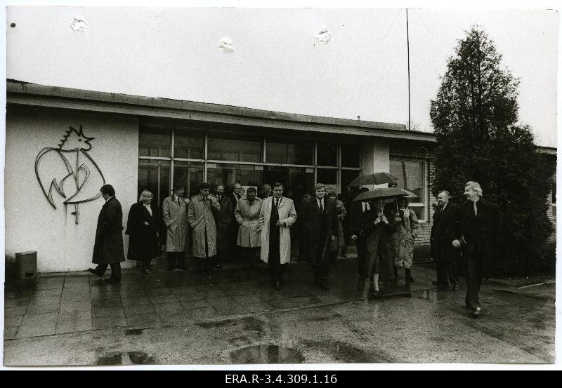 Soome parlamendi sotsiaalkomisjoni delegatsioon Tallinna Näidislinnuvabriku ees