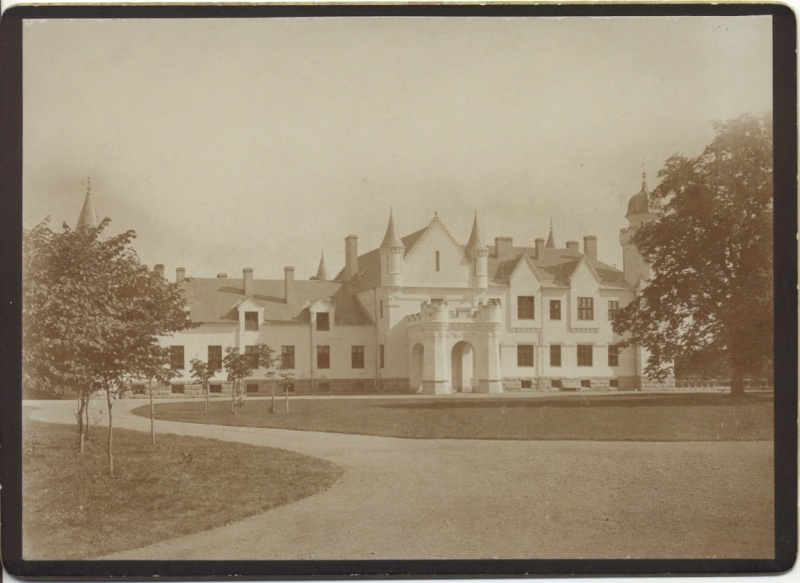 Alatskivi. Main building of the manor. View of the facade.