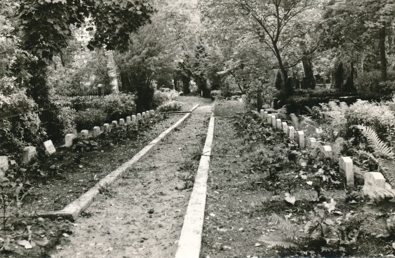 Rakvere kalmistu, vennashaud mälestustahvlitega