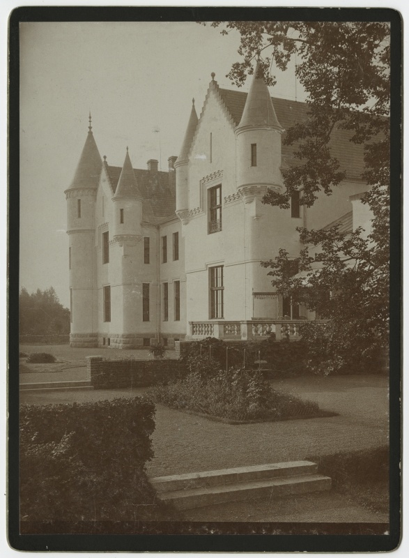 The back of the main building of Alatskivi Manor. In front of the building, lawn areas were walking and terraces.
