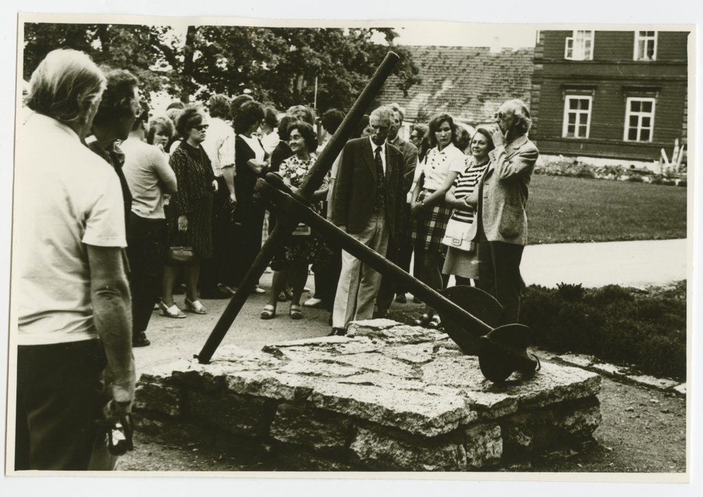 H. Joonuks speaks to the museum staff at the monument mark of Admiral f. Wrangel in the former Roela Manor