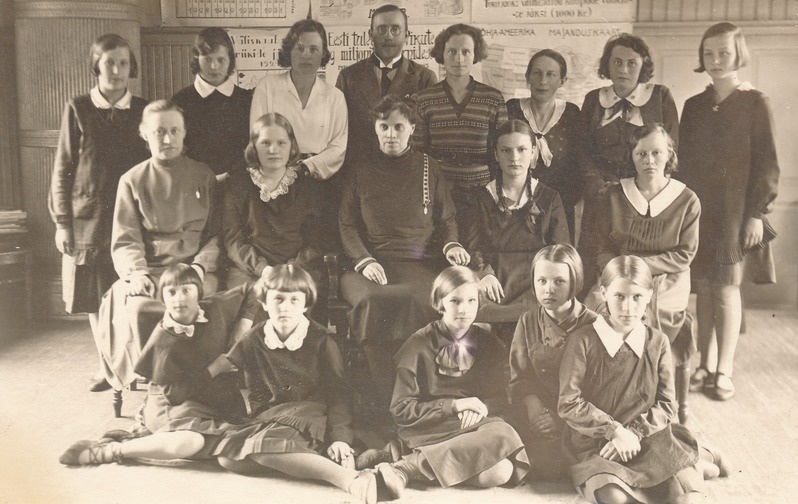 Zeeh tütarlaste kommertsgümnaasiumi õpilased ja õpetajad