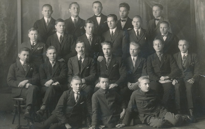 Rakvere Poeglaste Gümnaasiumi 1928.a. lõpetajad nooremas klassis
