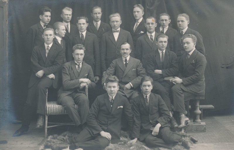 Rakvere Poeglaste Gümnaasiumi 1928.a. lõpetajad vanemas klassis