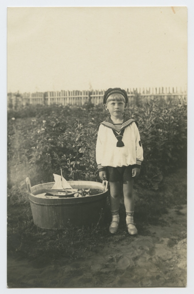 Herbert Otstaveli poeg Harri madruse riietes ujutamas laevamudelit.
28. juuli 1931