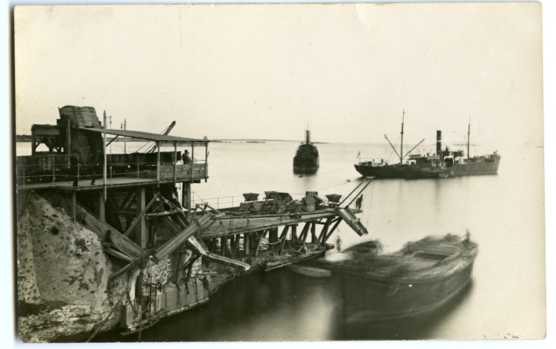 Eesti kaubaaurik soolakai juures. Kail vagonetid.