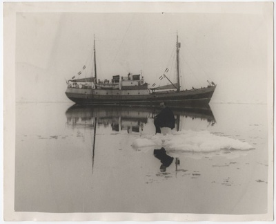 püügilaev "Kustanai" Liivi lahel, jääpangal istumas Juhan Siska (1913-     )  similar photo