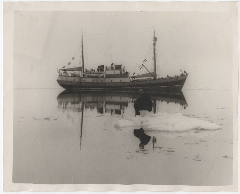 püügilaev "Kustanai" Liivi lahel, jääpangal istumas Juhan Siska (1913-     )