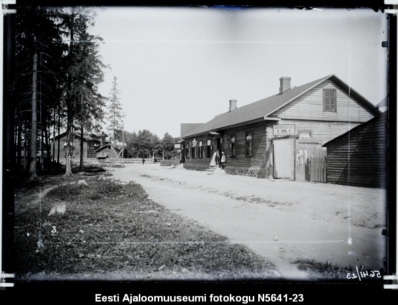 Tapa, hoone raudtee ääres