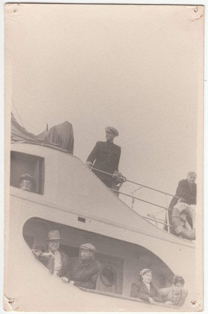 Kapten Johannes Konga  reisilaevaks ümber ehitatud endise kaubalaeva "Kirovabad" pardal Väinamerel