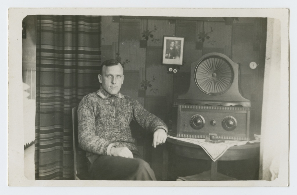 Aleksander Vesiloik kodus raadio kõrval istumas