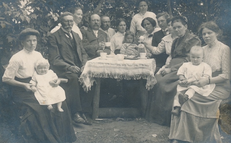 Kaupmees Raudkepp seltskonnaga aias