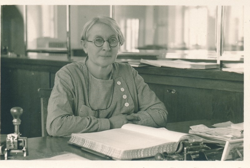 Rakvere pangaametnik töölaua taga