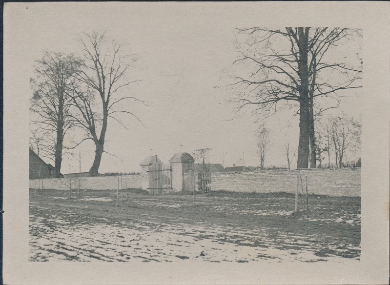 Rakvere, vana kalmistu Karja tänava ääres