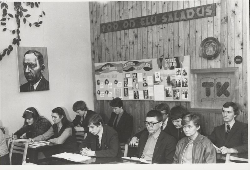 Kadrina Keskkooli õpilased eesti keele tunnis