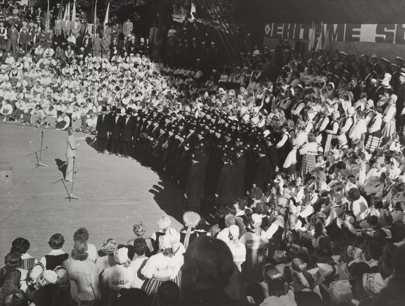 Rakvere. Rahvapidu Vallimäel