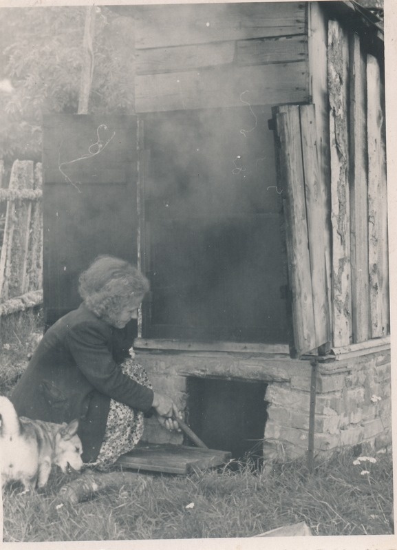 Olga Romm suitsuahju juures