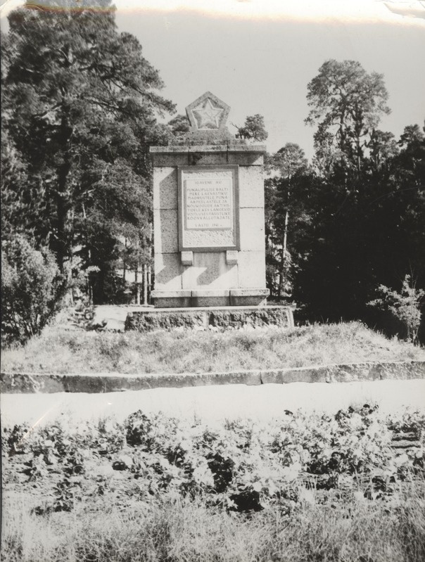 Võsu. Suures Isamaasõjas langenute vennashaud monumendiga