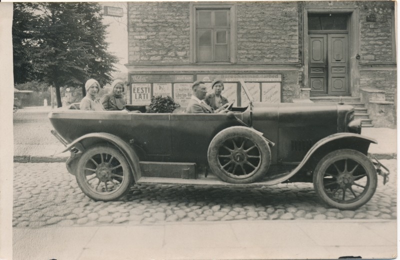 August Stein oma sõiduautos