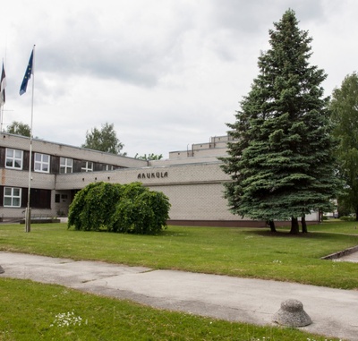 Aruküla keskusehoone, vaade sissepääsule. Arhitekt Maie Penjam rephoto
