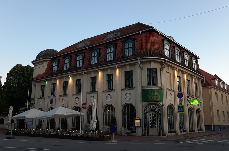 Grand Hotel building in Pärnu, photo postcard rephoto