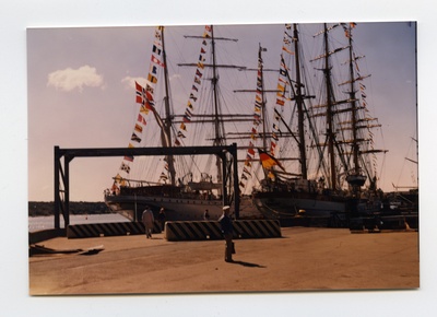 Göteborg, Skandiahamn, sadamakai ääres seisavad Norra bark "Statsraad Lehmkuhl" ja Saksa "Gorch Fock"  duplicate photo
