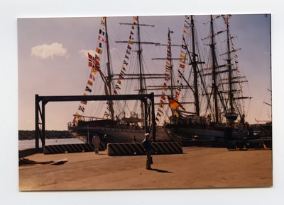 Göteborg, Skandiahamn, sadamakai ääres seisavad Norra bark "Statsraad Lehmkuhl" ja Saksa "Gorch Fock"  duplicate photo