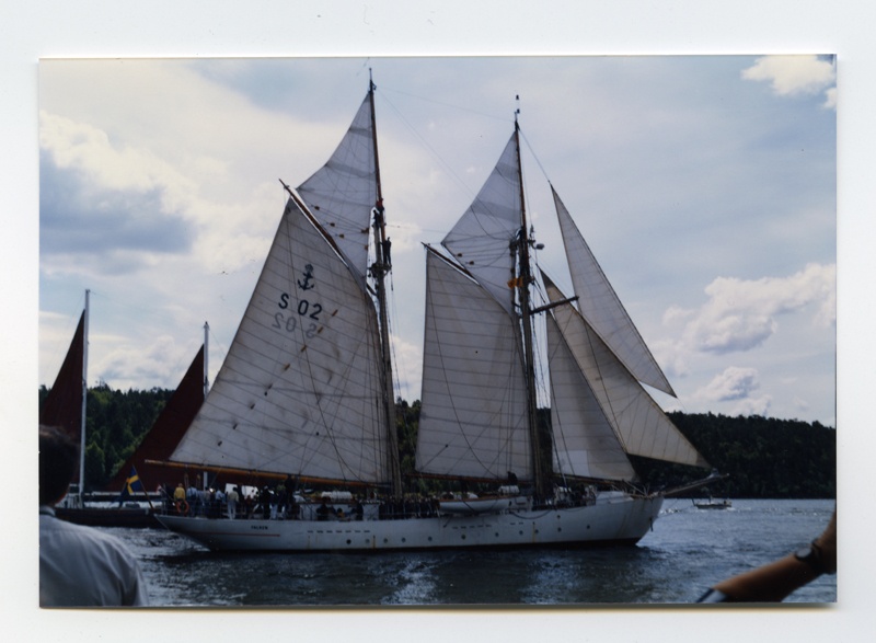 Rootsi mereväe õppelaev kuunar "Falken" seismas kalda lähedal "Tall Ships Race 87-l"