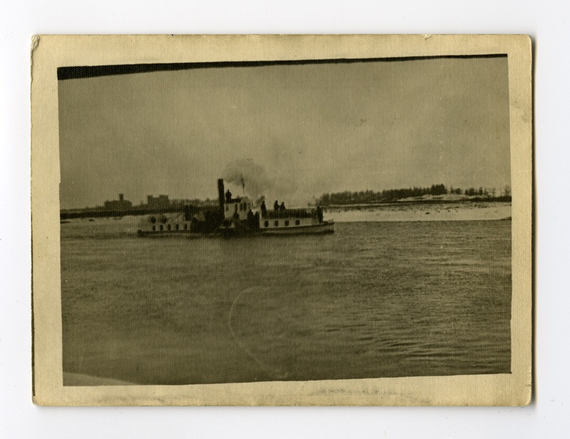 Aurulaev "Zarja" sõitmas Narva jõel 1949. aastal