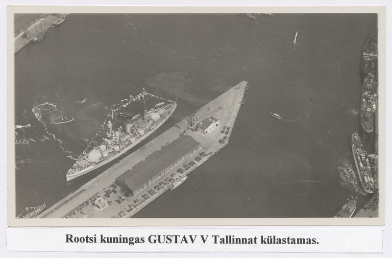 Aerofoto Rootsi kuninga Gustav V külaskäigust Tallinna. Rootsi sõjalaev Tallinna sadamas.